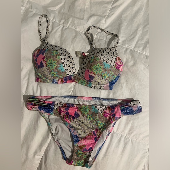 Victoria’s Secret Paisley Patterned Bikini Set - Picture 2 of 9